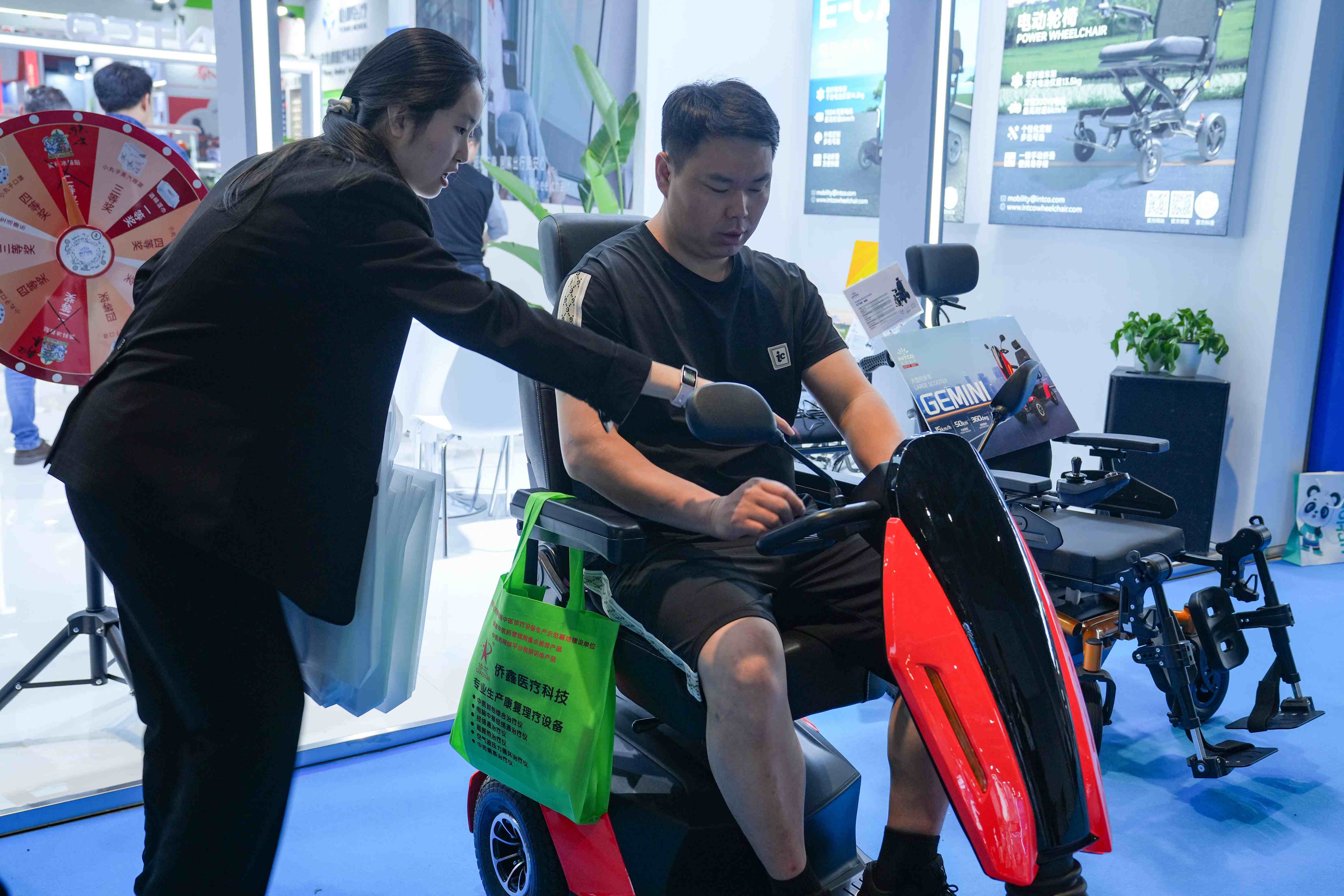 英科医疗携轮椅 STAR、代步车 E-cary 及 Gemini 等新品亮相