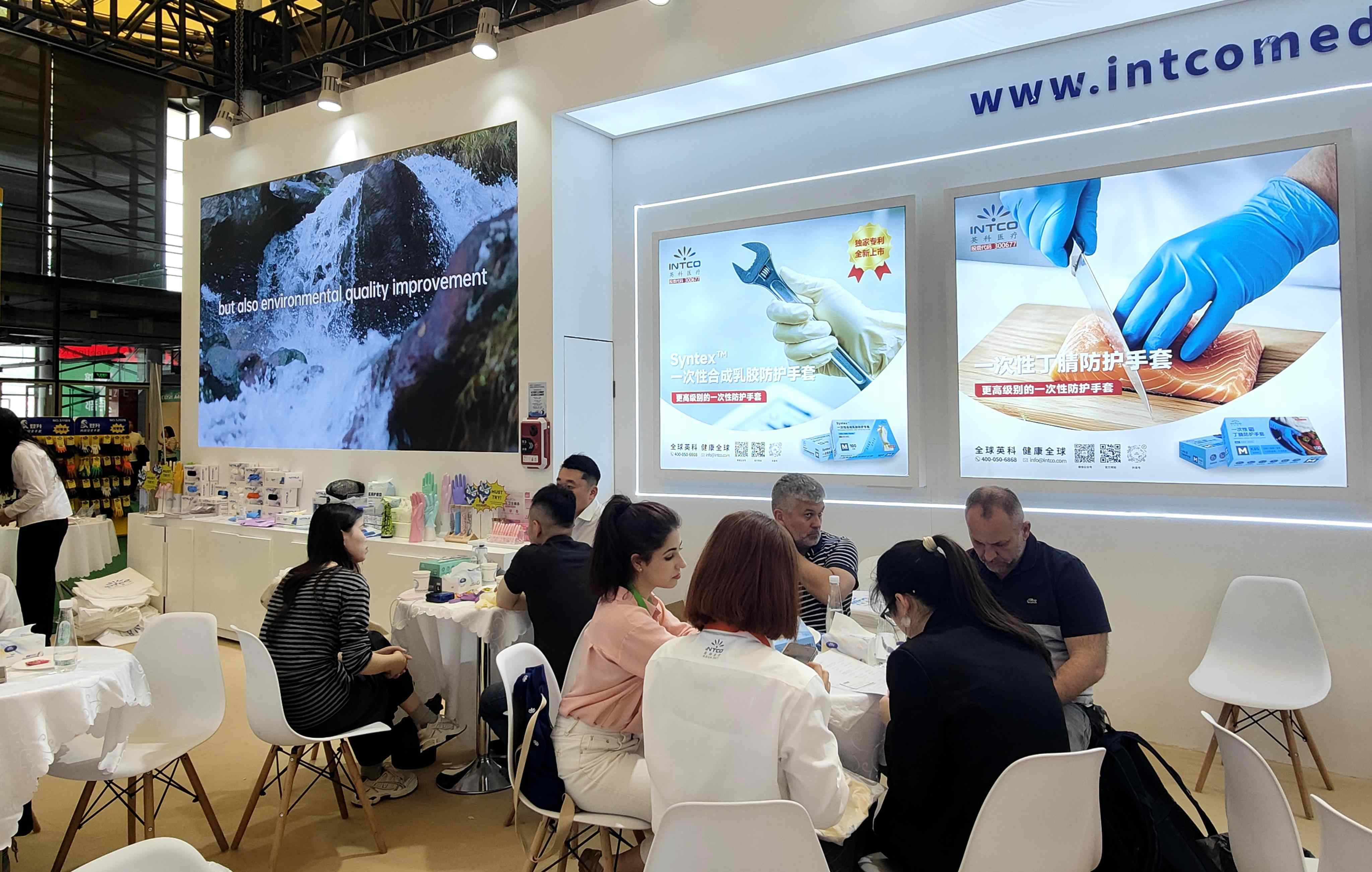 英科医疗精心打造了食品餐饮、无尘洁净、实验制药、工业防护四大主题展区
