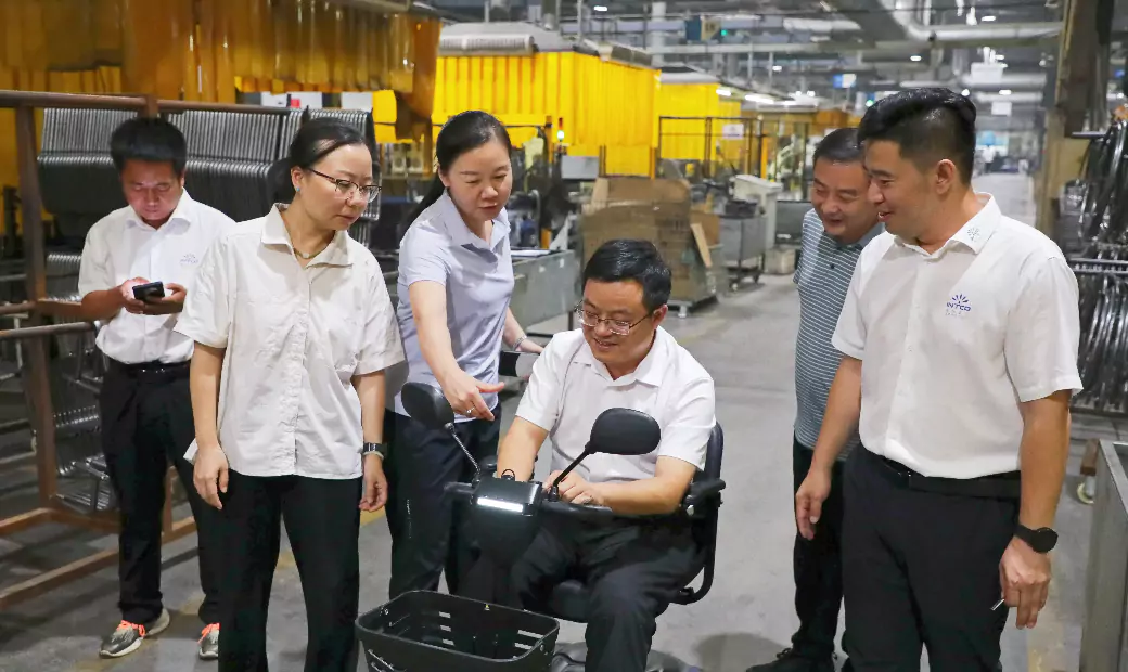 任县长一行详细了解了英科医疗康养器械的产品线布局，重点参观了明星产品 DOLY 系列手动轮椅