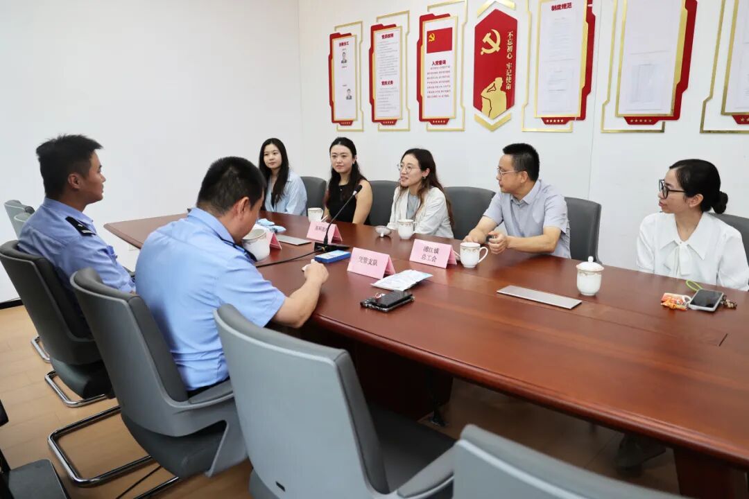 英科医疗向闵行一线执勤交警捐赠防暑降温物资